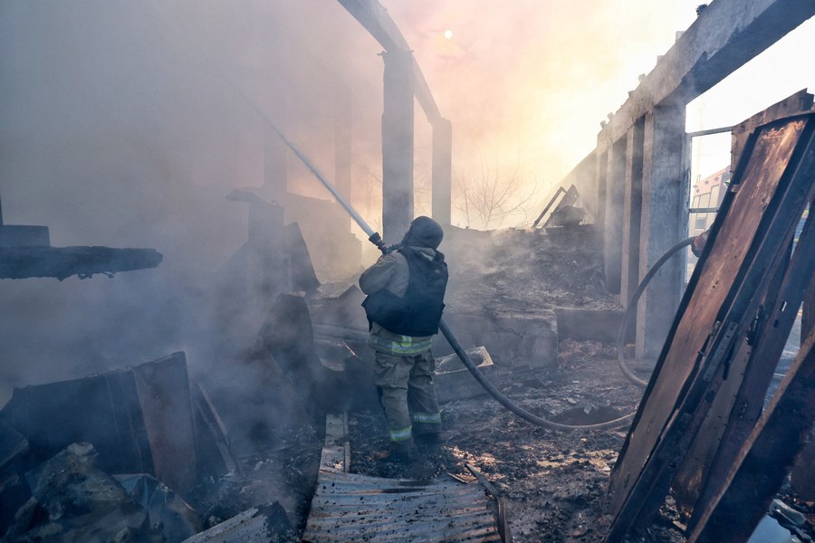 Rușii au atacat o clădire rezidențială și o conductă de gaz în Odesa. S-au auzit explozii și în Kiev