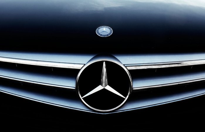 Scădere dramatică pentru Mercedes. Profitul producătorului auto german s-a înjumătăţit anul trecut din cauza tarifelor şi a competiţiei din China