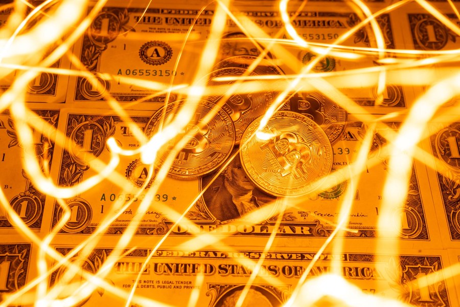 Scăderile pe piețe ale Bitcoin și metalelor prețioase nu opresc interesul românilor pentru aur. Cu cât ar putea crește cererea anul acesta