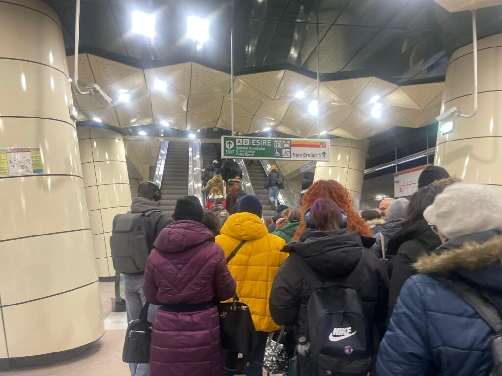 Scări rulante oprite luni întregi la Eroilor 2: Metrorex nu a aplicat penalități constructorului. Piesele au venit din China