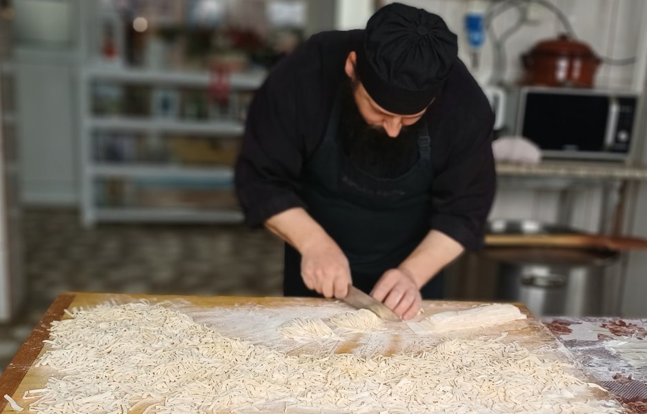 Secretul celor mai buni tăieței de casă dezvăluit de călugărul bucătar Efrem Băndărică: „Răbdarea ține loc de drojdie”