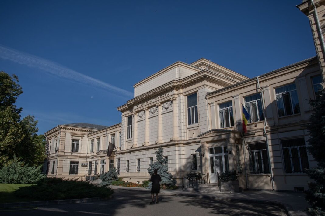 Senatorul USR Ștefan Pălărie: Modificările la Legea Academiei încearcă să acopere fapte cu iz penal / 20 de clădiri au fost date în administrația Fundației pe baza de protocol, pentru 25 de ani