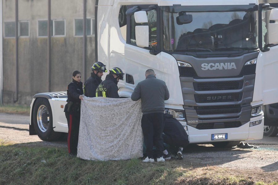 Șofer român de TIR, descoperit mort în cabină, într-o parcare din nordul Italiei