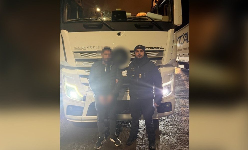 Şofer turc arestat în România după ce a încercat să introducă un migrant ascuns sub patul TIR-ului