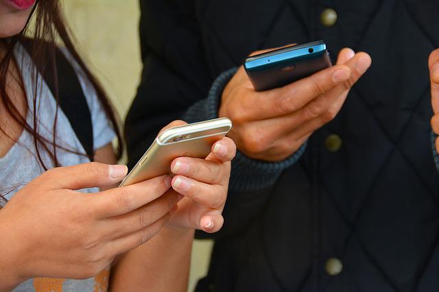 Soluția aplicată în Franța pentru a interzice accesul copiilor sub 15 ani la social media. Publicitatea pentru rețele sociale către minori, inclusiv prin influenceri, este interzisă – analiză Edupedu.ro