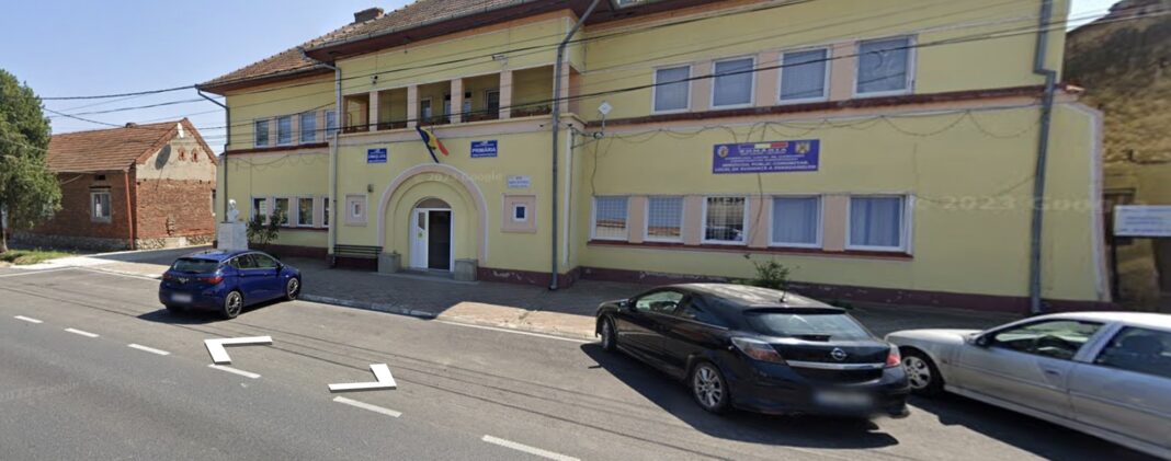 Strada „Genoveva de Brabant” în comuna Constantin Daicoviciu / Consilierii locali se plâng de felul în care sunt denumite noile străzi în localitate / Străzile „Zis”, „Tranziției” și ”Mahală” sunt printre acestea