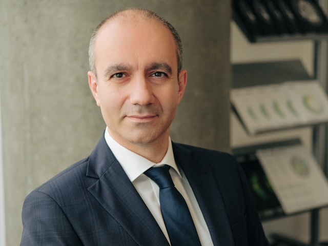 Studiu Deloitte: 63% dintre directorii financiari din companiile globale folosesc deja AI, iar 1 din 5 vede un randament clar al investiţiei