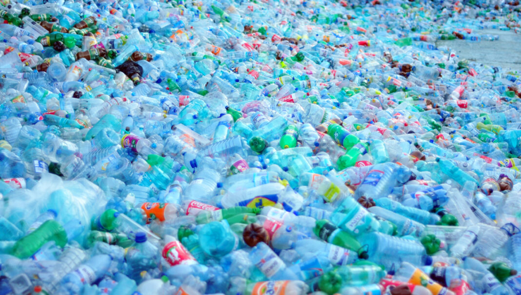 STUDIU: În următorii 15 ani vom fi ”îngropați” în plastic / Peste 400 de milioane de tone de produse din plastic sunt fabricate anual