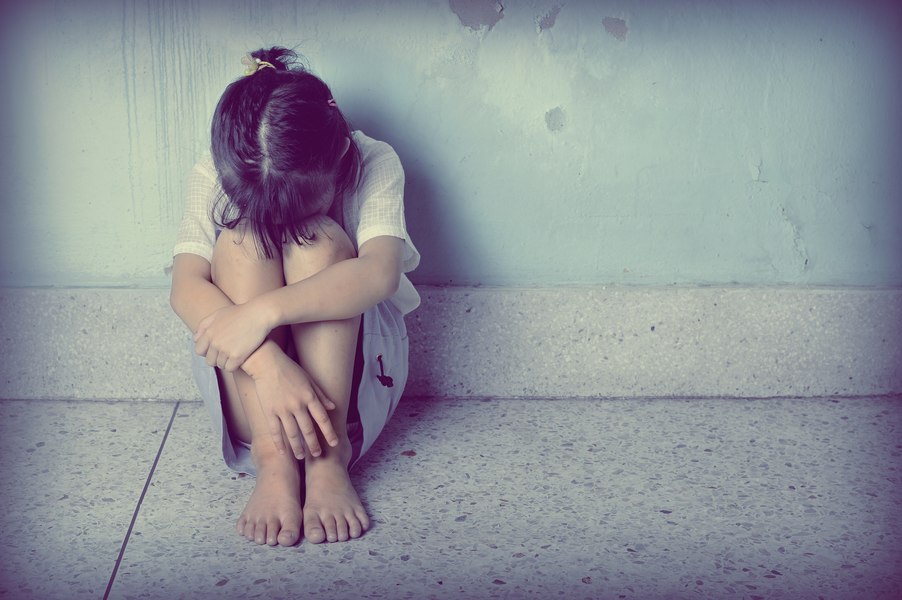 Tânăr de 20 de ani, arestat după ce și-a violat sora în vârstă de 12 ani și a obligat-o să îi trimită fotografii în ipostaze sexuale