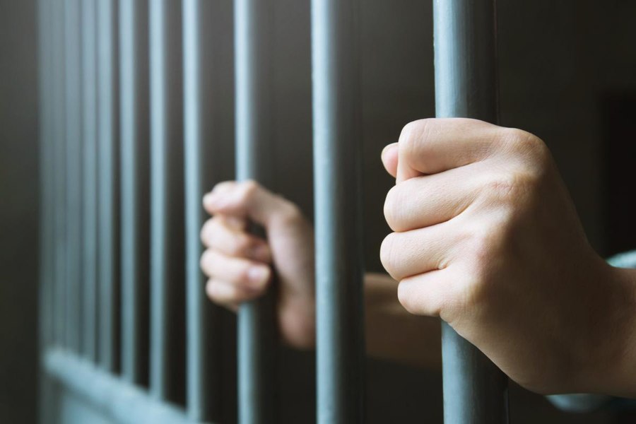 Tânăr din arest, salvat după ce a încercat să se sinucidă. Bărbatul și-a sechestrat fosta parteneră și copilul