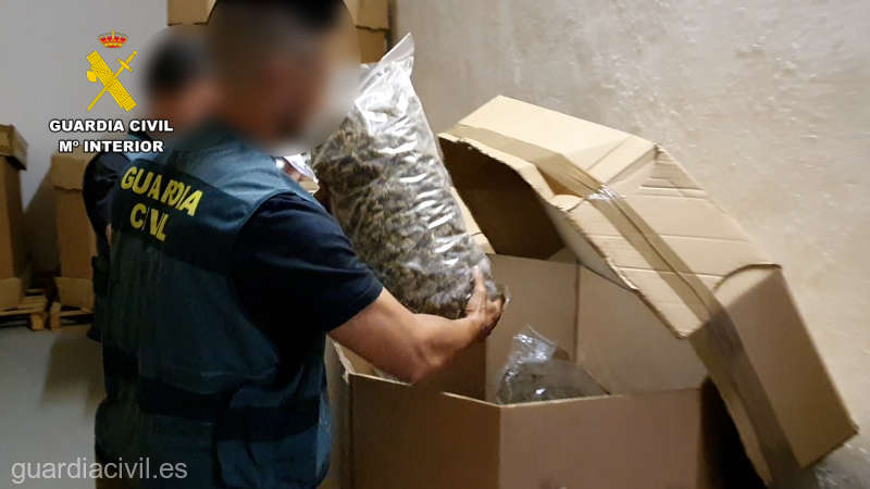 Tânăr reţinut de polițiștii din Galați după ce a introdus în ţară printr-o firmă de curierat 4,5 kilograme de canabis