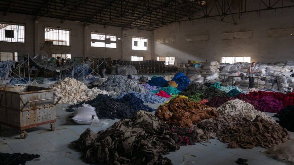 Textilele uzate nu mai pot fi îngropate sau incinerate: companiile cer un sistem orientat spre reutilizare și reciclare