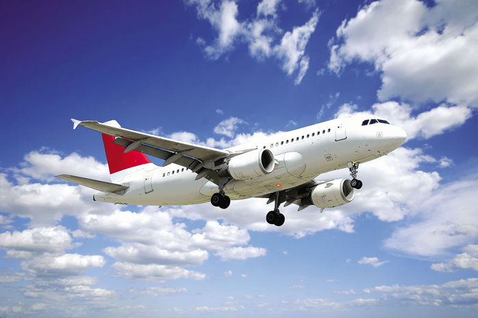 Traficul aerian a ajuns la 28,5 milioane de pasageri, plus 10% într-un an, de şapte ori mai mare în 20 de ani. Românii au plătit 4 mld. euro pe bilete de avion. Companiile low-cost deţin peste 60% din piaţa locală, principalii operatori fiind Wizz Air şi Ryanair