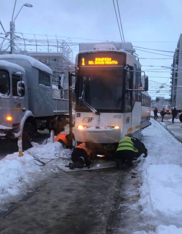 Tramvaiele 41 și 25 au fost suspendate. Autobuze navetă introduse pe traseu în Capitală