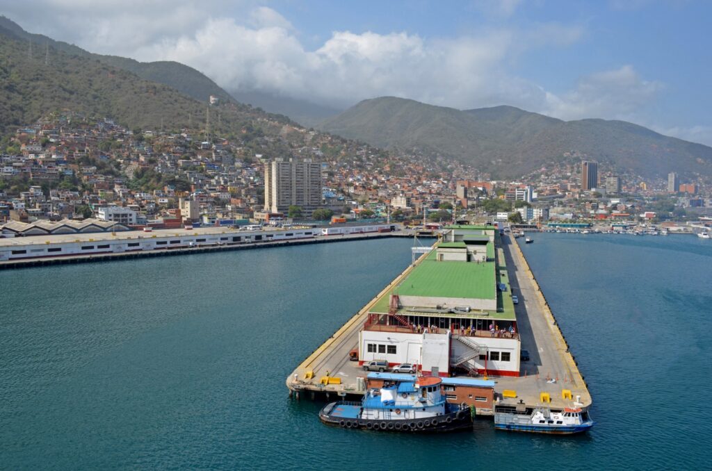 Trump anunță un acord prin care India va cumpăra petrol din Venezuela în loc de Iran