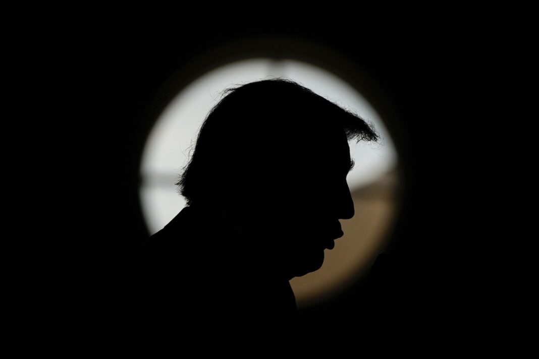 Trump nu își cere scuze pentru clipul rasist în care familia Obama apărea cu corpuri de maimuțe