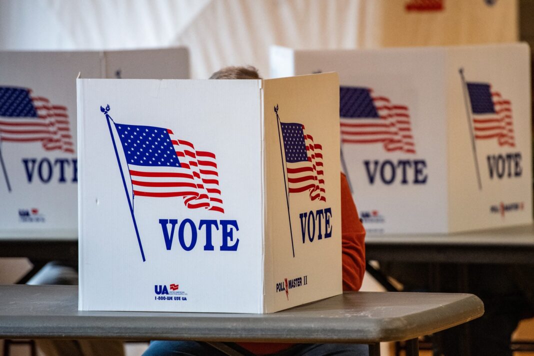 Trump susține că republicanii ar trebui să „naţionalizeze” votarea în cel puţin 15 locuri / Conform Constituţiei SUA, statele şi jurisdicţiile locale organizează alegerile