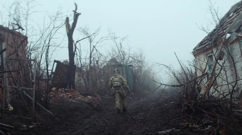 U2 și Ed Sheeran lansează un videoclip dedicat Ucrainei, la patru ani de război: imagini reale de pe front