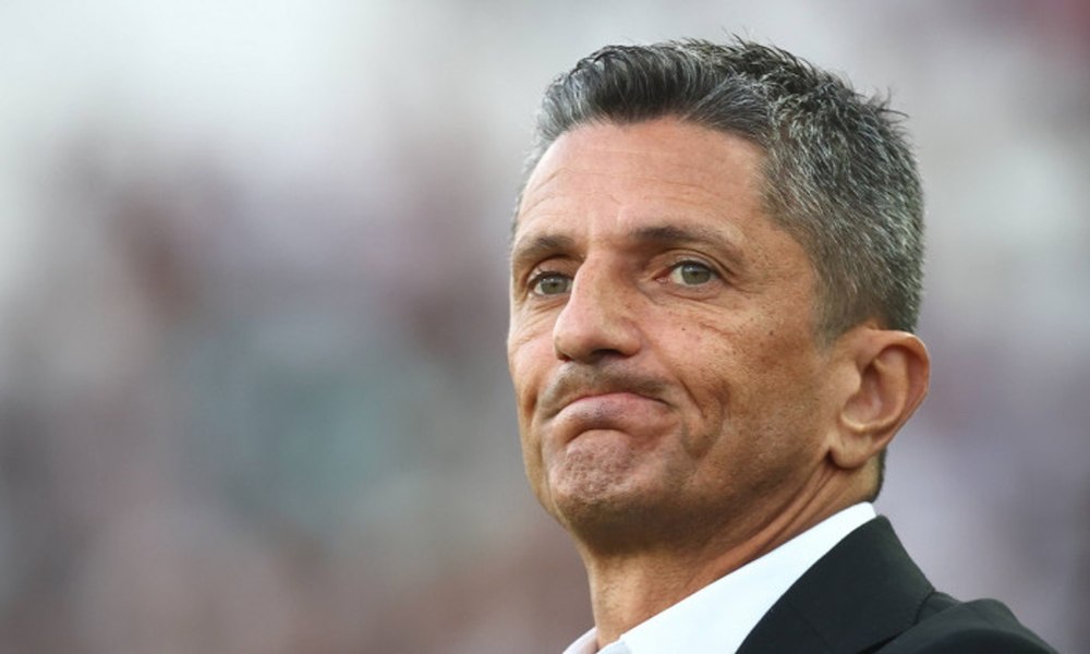 UEFA l-a suspendat pe Răzvan Lucescu, după ce antrenorul român a aruncat cu sticla spre arbitrul partidei