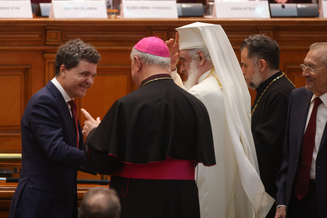 ULTIMA ORĂ Curtea Constituțională a respins o altă sesizare a președintelui Nicușor Dan la o lege inițiată de către deputatul Silviu Vexler / Legea extinde sancțiunile față de persoanele care se dau preoți și pentru profesiile de rabin, imam sau alte funcții asimilate