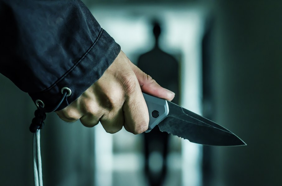 Un băiat de 17 ani, la un pas de moarte, după ce a fost înjunghiat de vecinul lui în urma unor discuții aprinse la telefon