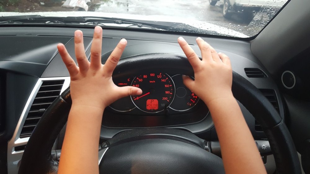 Un copil de 11 ani și-a lovit cu mașina propria mamă. Femeia, transportată la spital cu răni grave