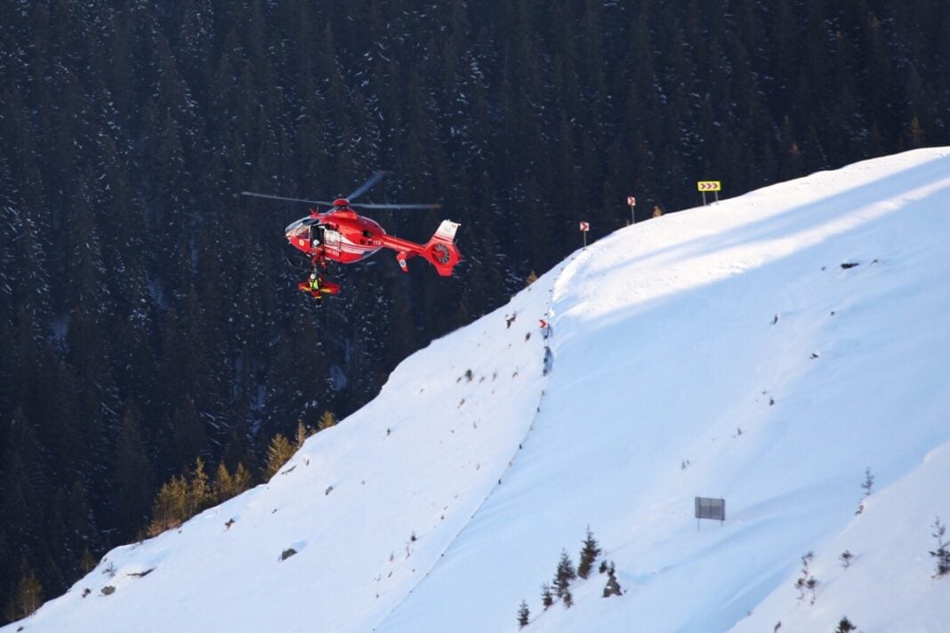Un elicopter al SMURD Iași a preluat o adolescentă de 17 ani în stare gravă după un accident de schi