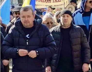 Un milionar în fruntea protestului anti-sărăcie organizat de AUR la Brăila: „Turul 2 înapoi!” / Florin Cîrligea, deputat AUR și cel mai bogat brăilean, a venit îmbrăcat la protest cu o geacă Moncler care costă peste 1.500 de euro