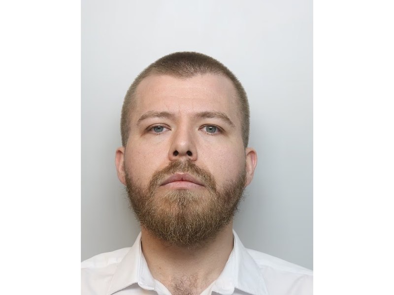 Un ofițer de penitenciar a spulberat mașina unei gravide în timp ce juca la pariuri pe telefon, la 114 km/h