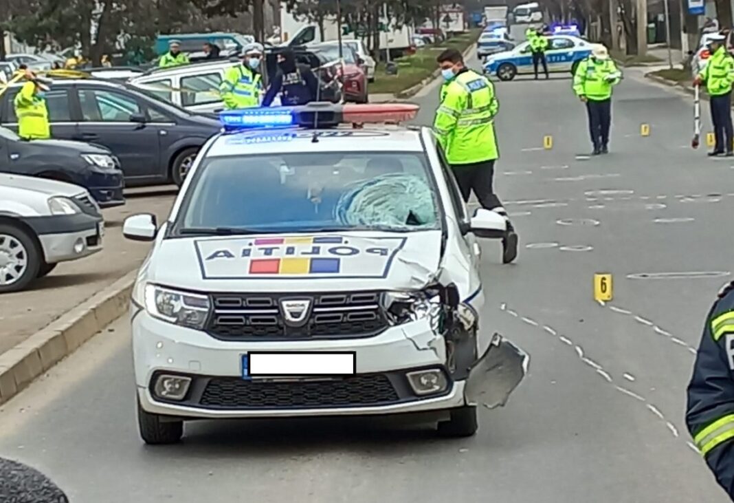 Un poliţist din Brăila a intrat cu autoturismul personal într-o autospecială de poliţie care staţiona cu semnalele luminoase în funcţiune / A fost amendat și i s-a suspendat permisul