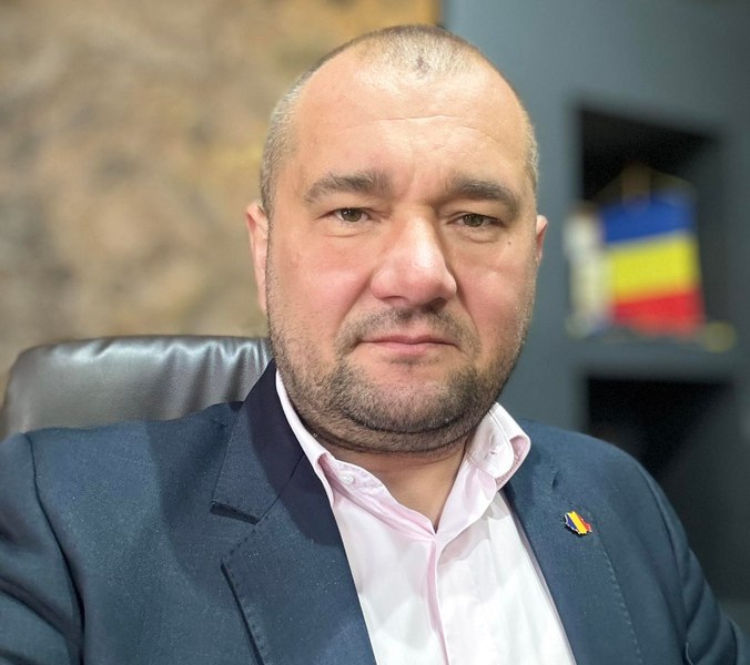 Un primar este obligat să poarte brățară electronică după acuzații grave de violență:  „Au fost agresate, legate, lovite, puse în imposibilitatea de a părăsi imobilul, lăsate fără telefoane”