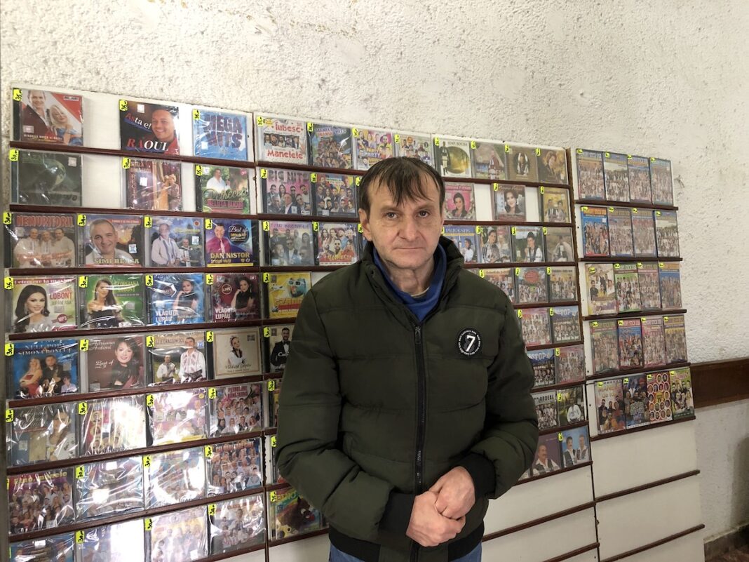 Un sibian vinde de aproape 30 de ani CD-uri în centrul orașului / ”Cumpără și oameni în vârstă, dar vine și tineret” / ”Am fost întrebat de casete audio, dar au dispărut”
