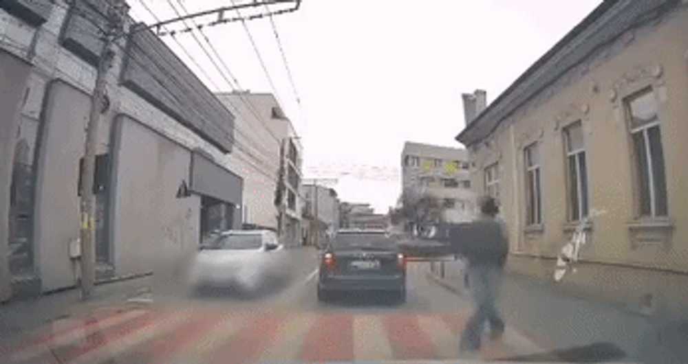 Un șofer de ride-sharing și-a luat clienții direct de pe trecerea de pietoni. Manevra interzisă care i-a adus amenda