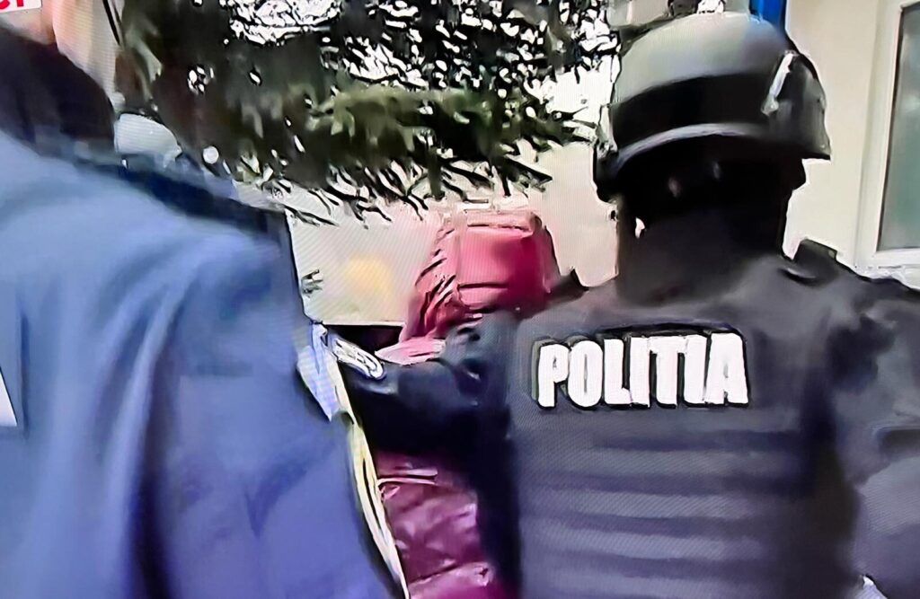 Un tânăr din Hunedoara a fost reţinut de poliţişti după ce a furat un telefon folosit la monitorizarea unui agresor