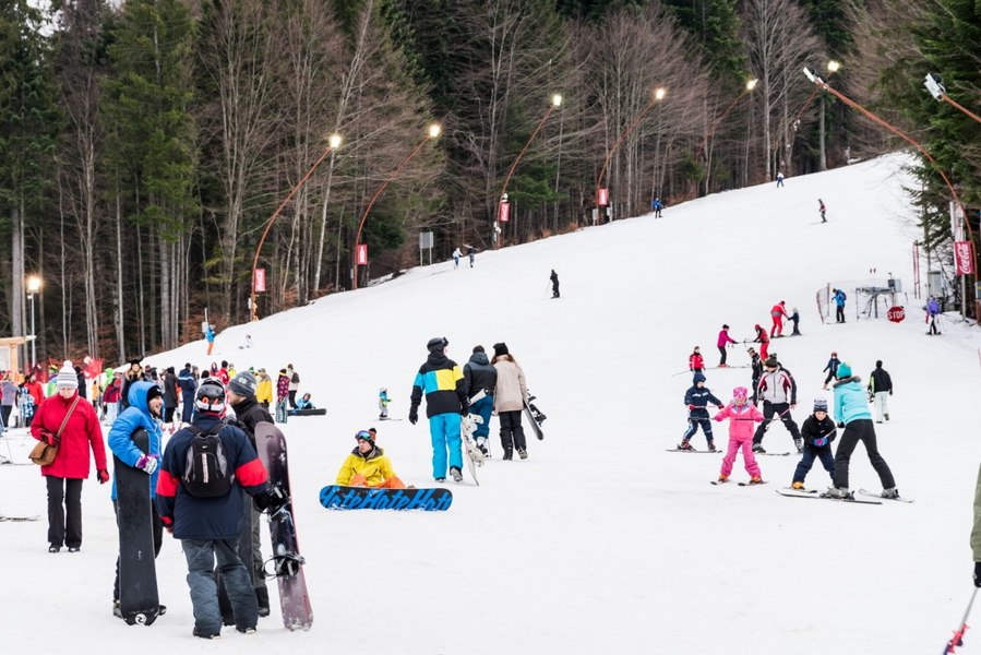 Vacanță la schi sau la bunici? Directoarea de școală care face excursii gratuite cu elevii: „Asta le dă curaj și altă perspectivă”