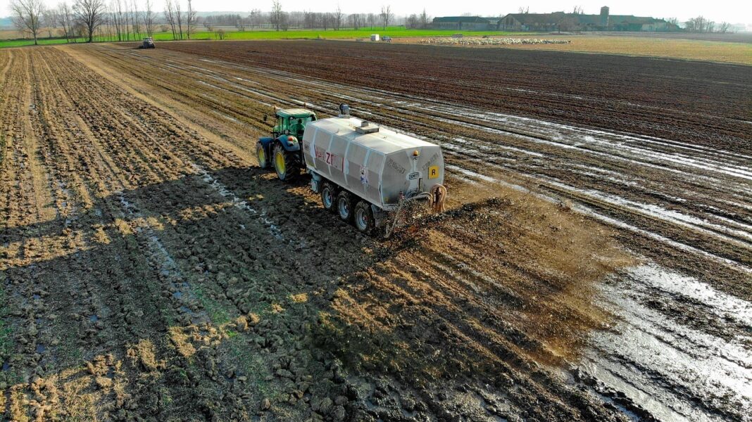 VIDEO Anchetă în Buzău după utilizarea ilegală a îngrășămintelor pe zeci de hectare de teren. Utilizarea ureei e interzisă iarna din cauza pericolului de infestare a pânzei freatice cu substanțe cancerigene