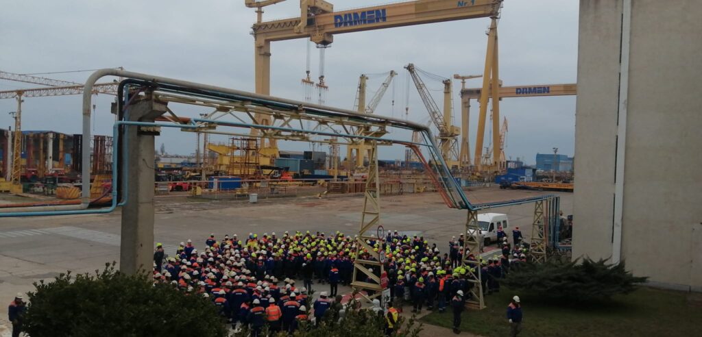 VIDEO Grevă spontană a muncitorilor de la Șantierul Naval Mangalia / ”Ieri a fost data stabilită pentru plată, dar nu a fost făcută”