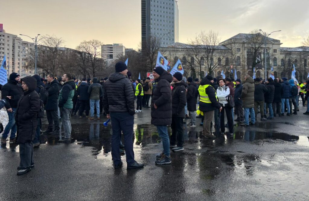 VIDEO Protest al polițiștilor în Piața Victoriei / Sindicaliștii din Ministerul Afacerilor Interne cer ca legislația privind pensiile militare să nu fie modificată