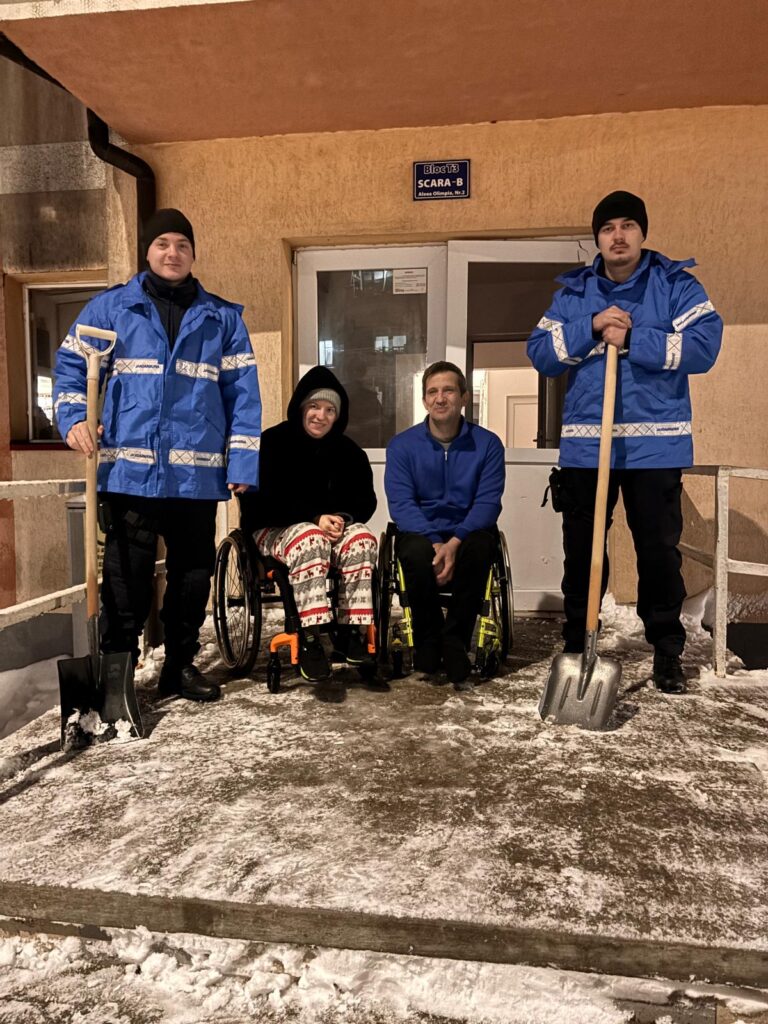 VIDEO Rampă de acces către locuință, deszăpezită pentru o familie formată din doi tineri cu dizabilități, după un mesaj pe pagina de Facebook a Jandarmeriei