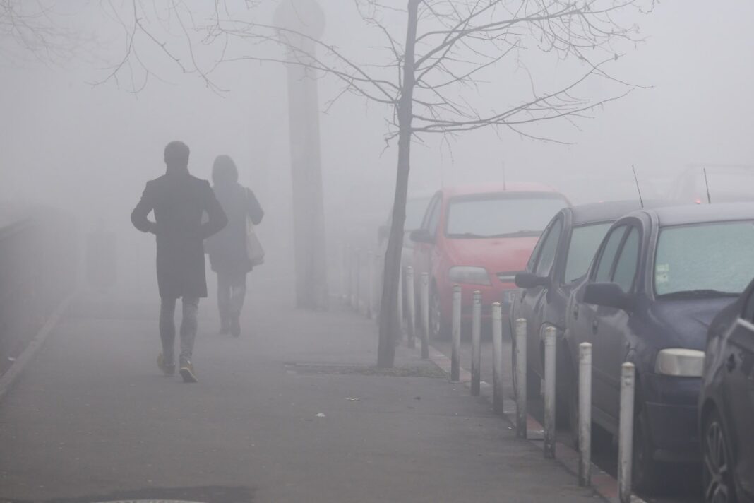 Vizibilitate redusă din cauza ceții și risc de polei pe drumuri din vestul, sudul și estul țării