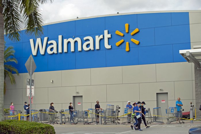 Walmart, cel mai mare jucător din industria retailului american, depăşeşte pragul de 1.000 de miliarde de dolari capitalizare bursieră la New York. Acţiunile companiei s-au dublat în ultimii doi ani