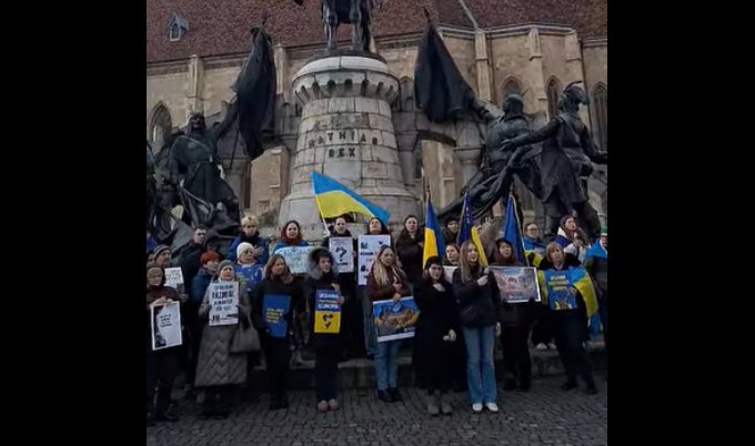 Zeci de persoane au comemorat la Cluj patru ani de la începutul invaziei Rusiei în Ucraina