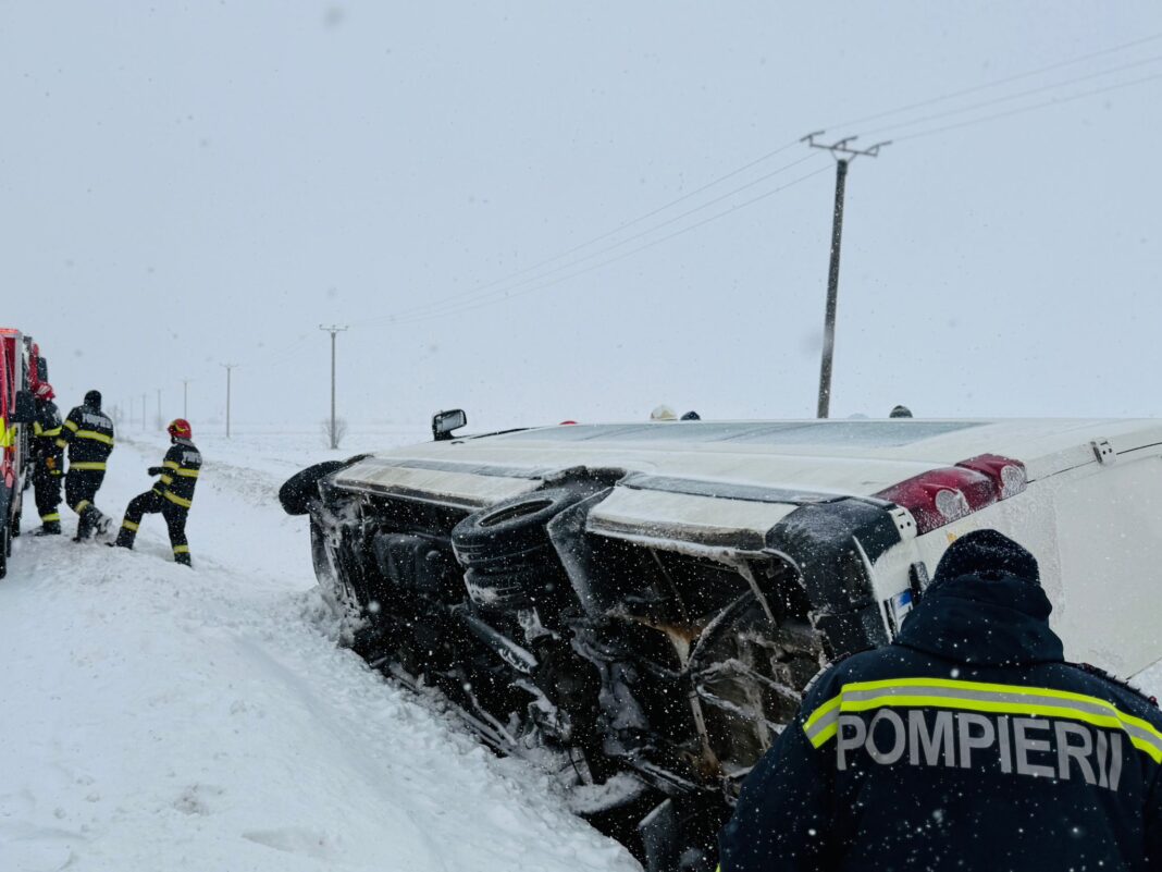 Zeci de persoane blocate în mașini din cauza viscolului / Inspectoratul pentru Situații de Urgență: Consultați permanent avertizările de trafic și prognozele meteo