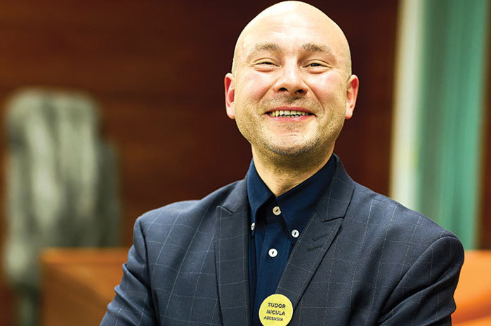 ZF Deschiderea de astăzi la Bursă. Tudor Nicula, investitor: Privesc maximele bursiere cu scepticism; economia reală suferă de luni bune, în timp ce BET urcă din inerţie. Caut confirmare în datele fundamentale. Indicele BET are toate şansele să atingă sau să depăşească pragul de 30.000 de puncte, ceea ce ar fi minunat pentru investitorii care au deţinut unităţi de fond