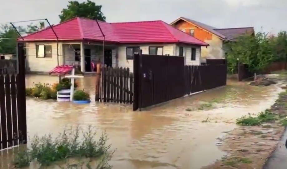 160 de localnici din două comune vrâncene amenințate de inundații au refuzat să plece din case, după ce autoritățile au dispus evacuarea