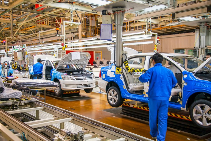 50.000 de angajați, în pericol: un gigant auto anunță tăieri masive de personal, în timp ce directorii încasează bonusuri de milioane de euro