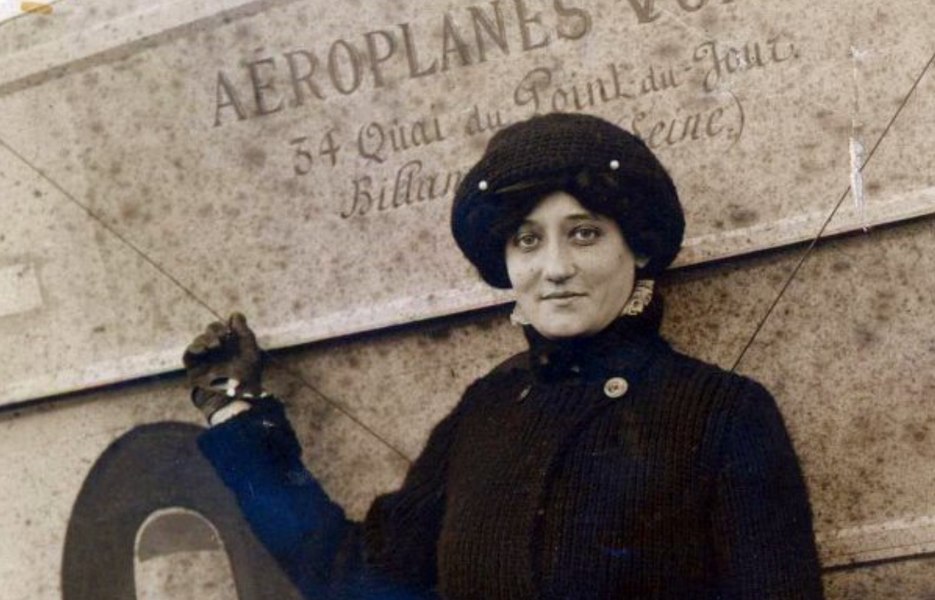 8 martie: Aviatoarea franceză Elise Raymonde Deroche devine prima femeie care primește licență de pilot, într-un sport considerat „bărbătesc”