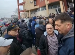 A patra zi de proteste în faţa sediului Complexului Energetic Oltenia / Minerii sunt nemulţumiţi pentru că 1.500 de oameni vor rămâne, de la începutul lunii aprilie, fără loc de muncă