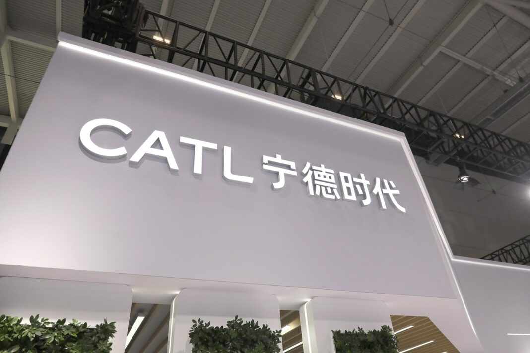 Acțiunile producătorilor chinezi de baterii cresc cu peste 70 miliarde de dolari de la începutul războiului din Orientul Mijlociu