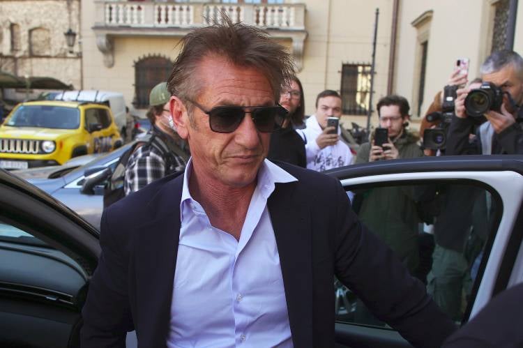 Actorul Sean Penn a primit un „Oscar” de la compania ucraineană de căi ferate / Trofeul a fost realizat din oţel provenit de la un vagon avariat într-un atac rusesc